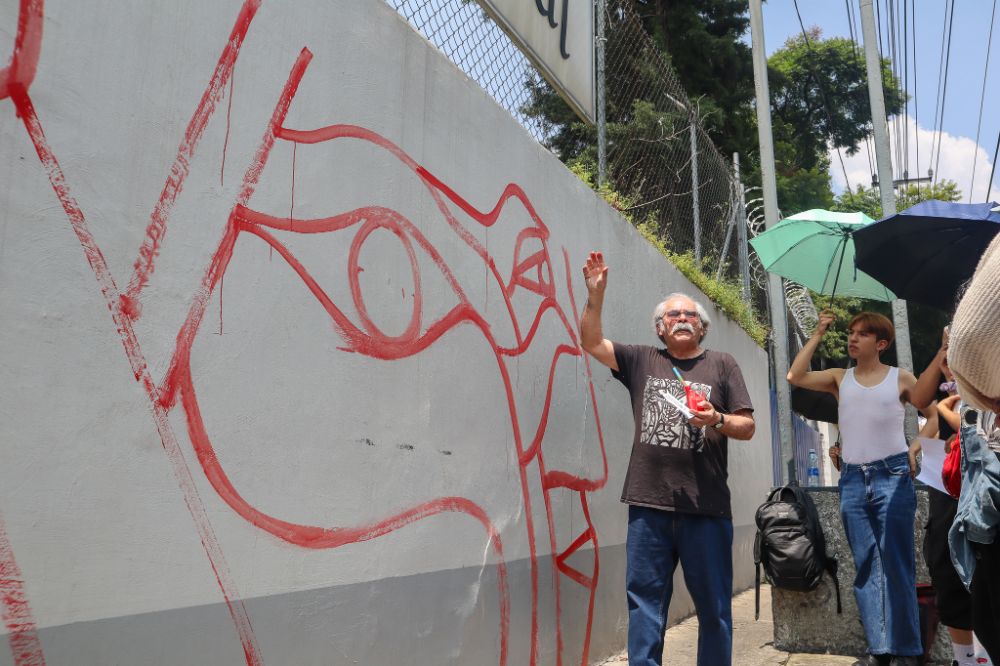 El artista ofreció un taller de mural para estudiantes de la UNAM.